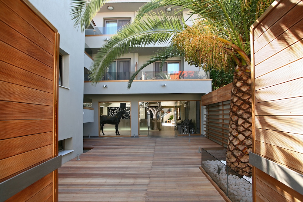 Bourtzi Boutique Hotel 58/64