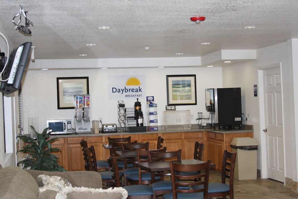 Days Inn & Suites By Wyndham Needles 27/30