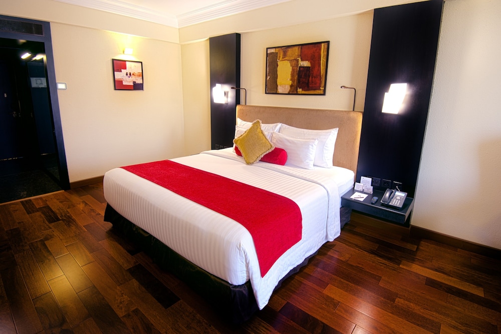 Sterlings Mac Hotel 12/34