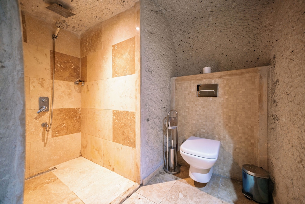 Zeus Cave Suites 50/50