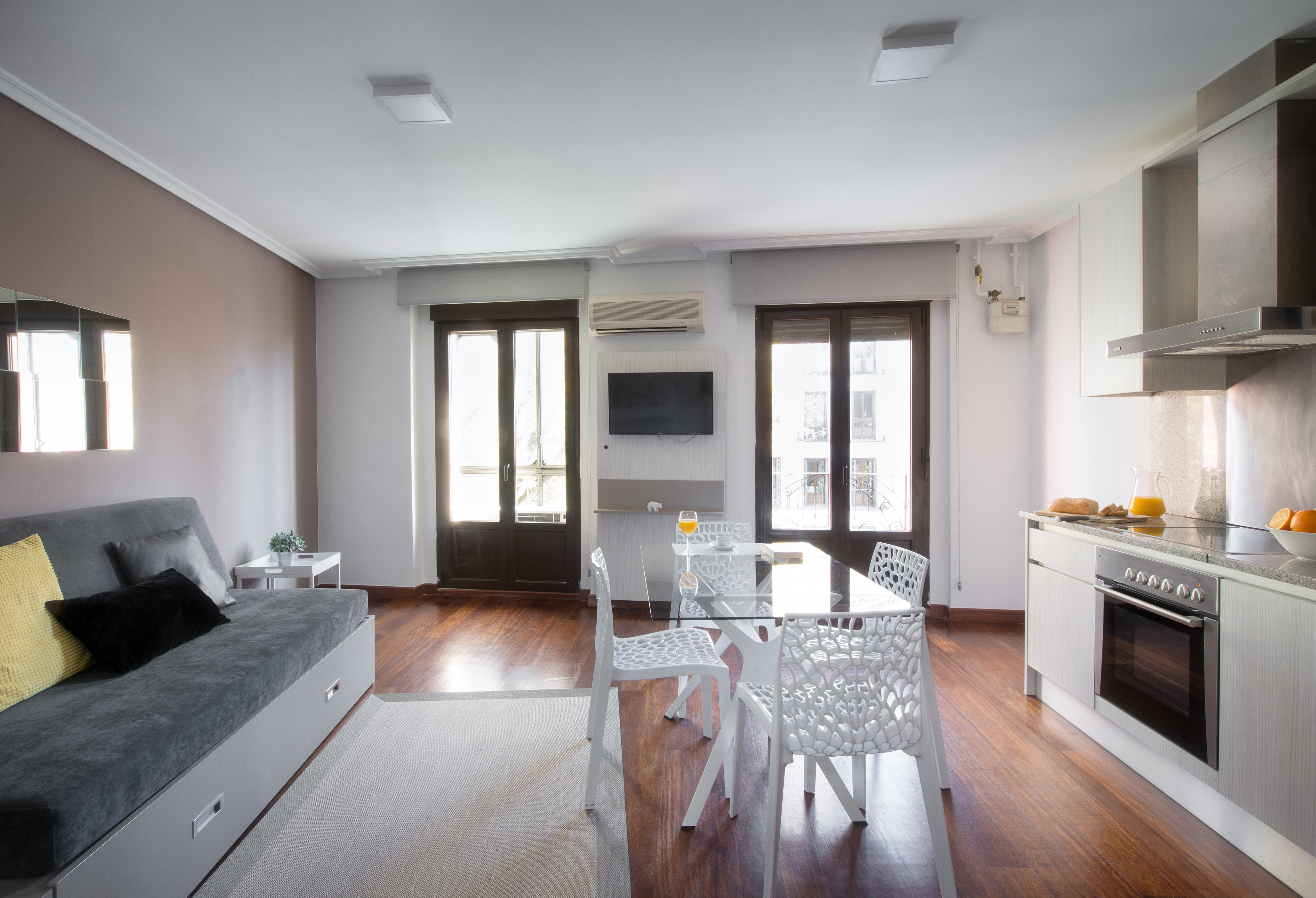 Studio, Balcony