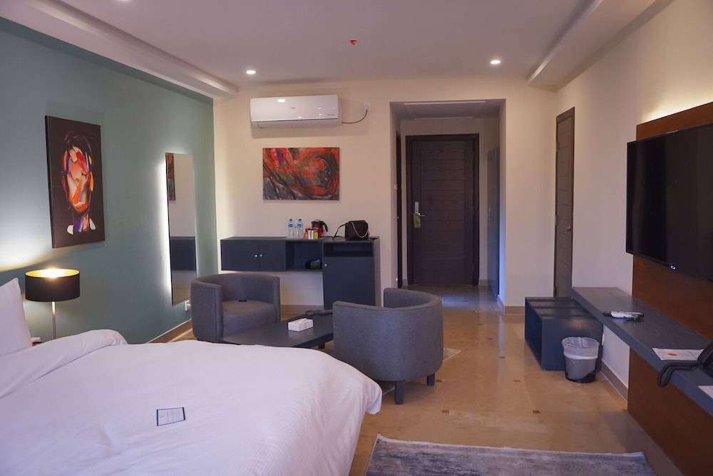 Roomy Signature Hotel 22/40