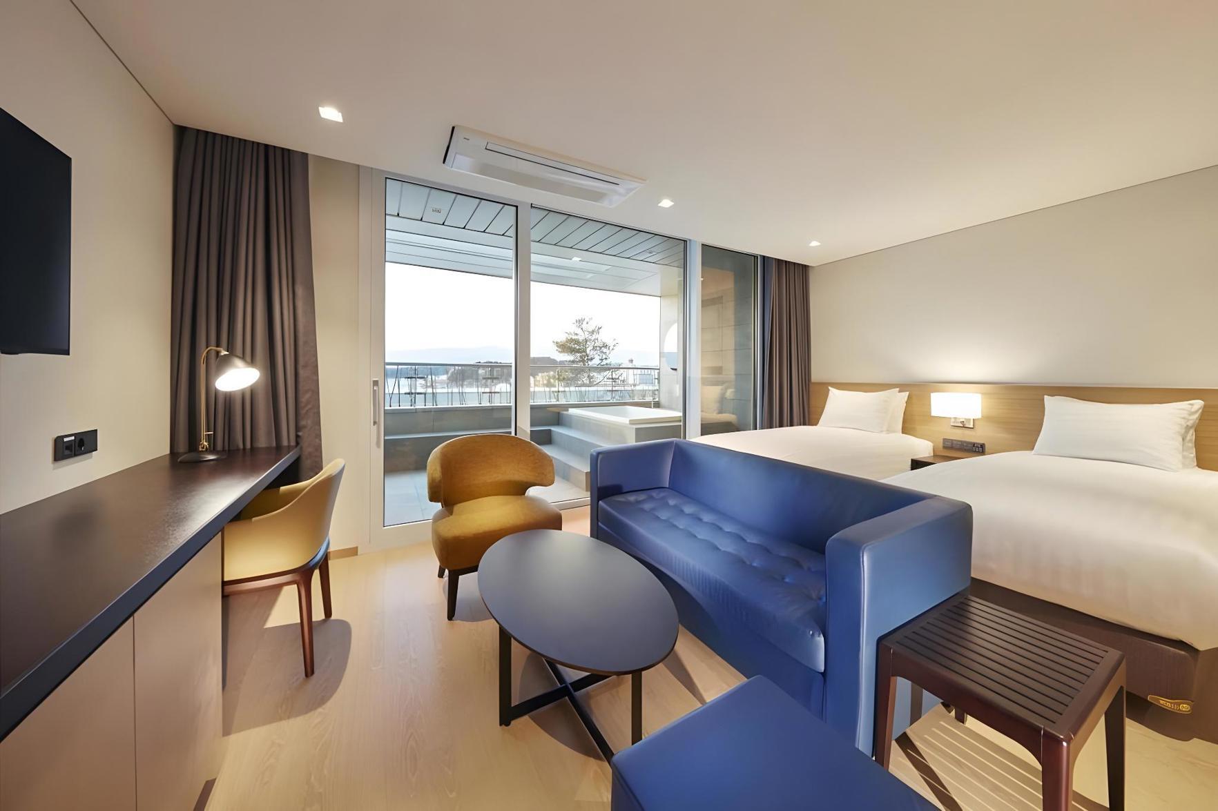 Ambassador, Suite, Twin Beds