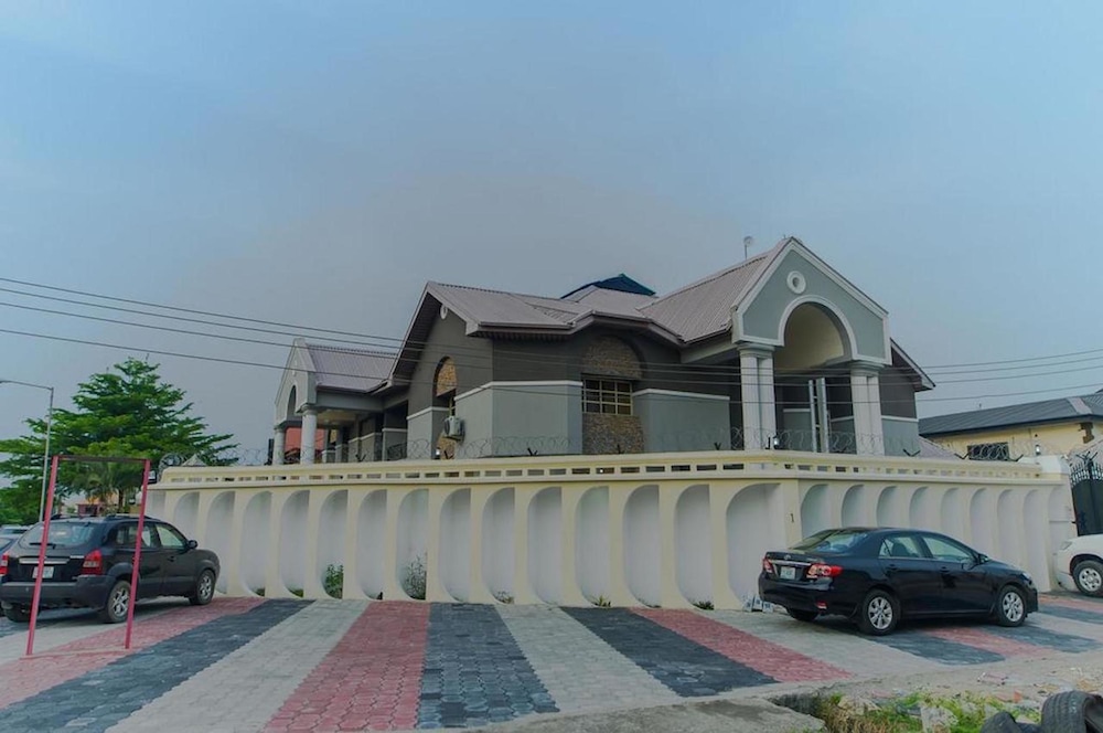 Cribville Hotel & Suites 2/41