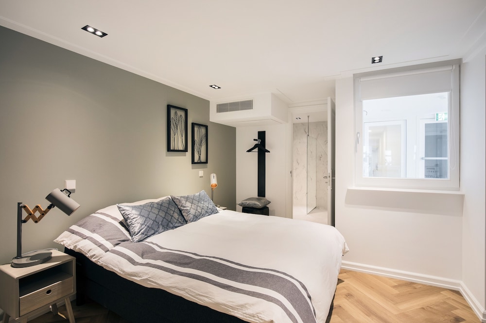 Damrak Short Stay Amsterdam 12/35
