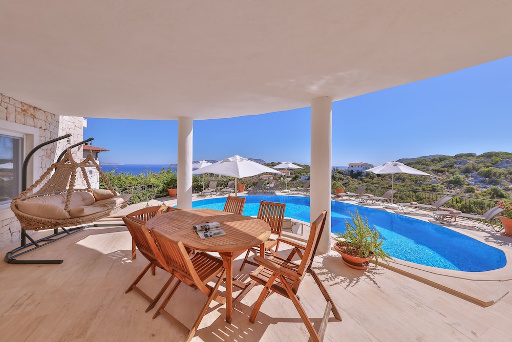 Hill House - Adults Only 27/50