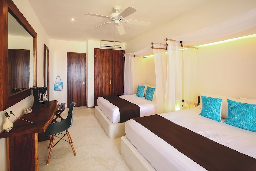 SWIM UP, 2 QUEEN BEDS