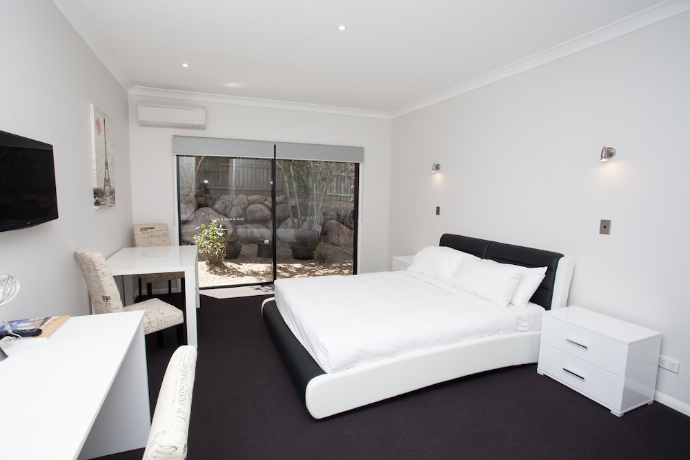 SPRINGWOOD MOTOR INN 22/50