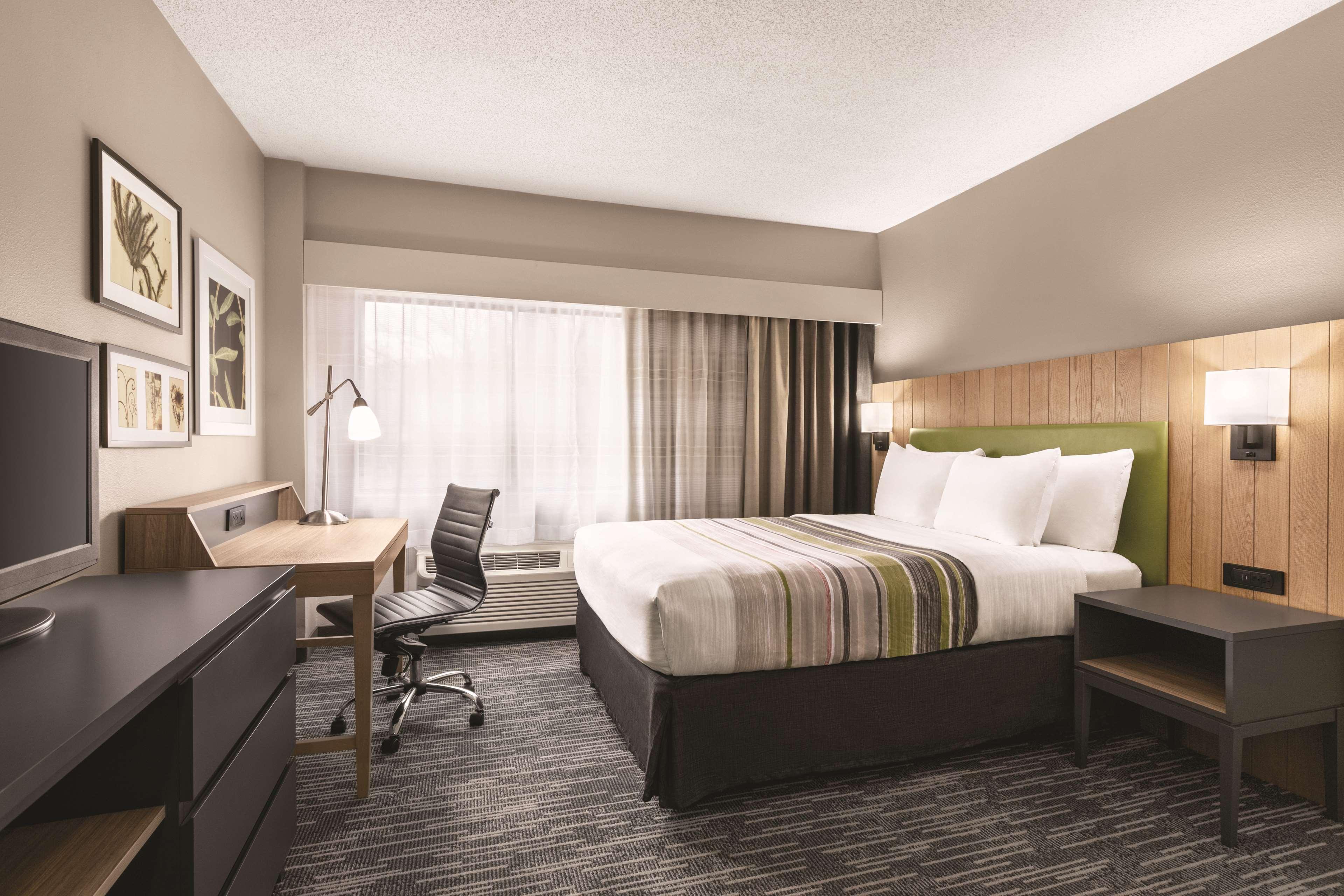 SUITE, KING AND QUEEN BED