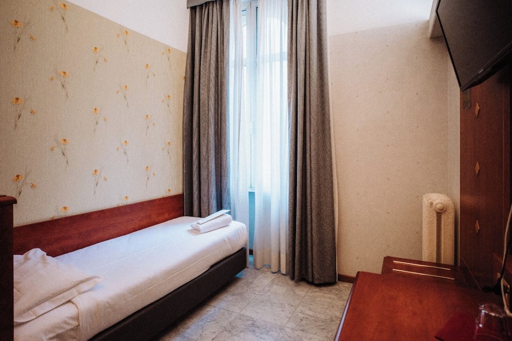 ROOM, SINGLE