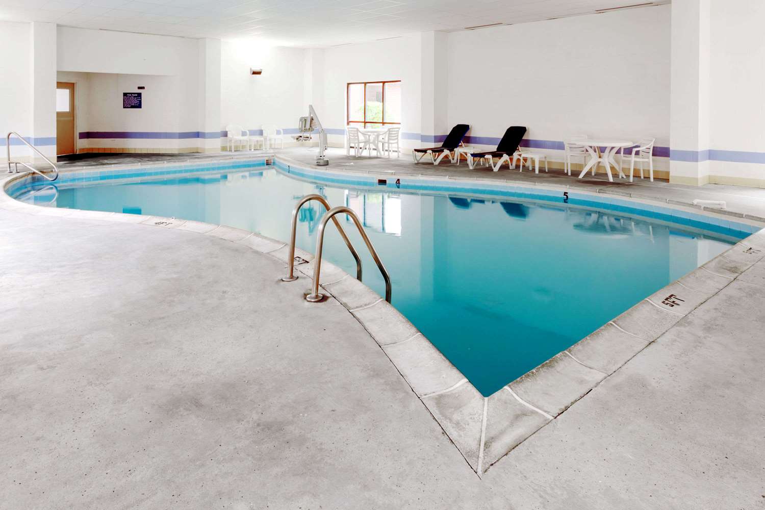Days Inn & Suites By Wyndham Northwest Indianapolis 34/40