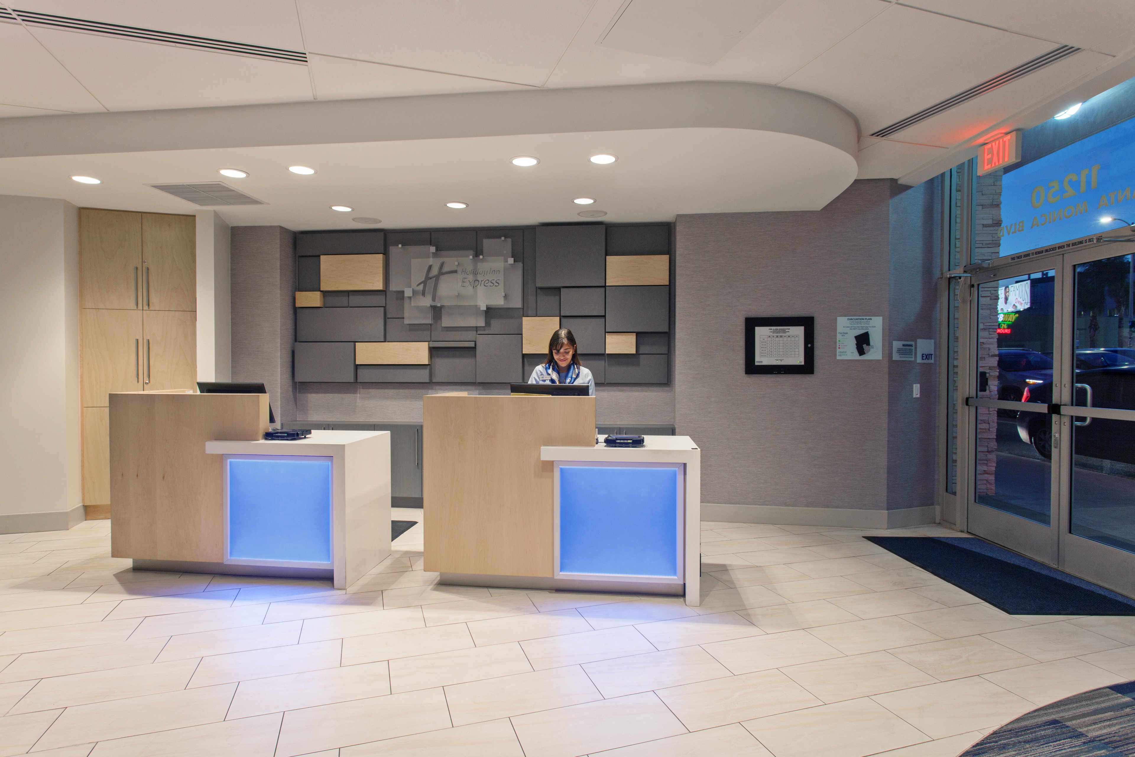 Holiday Inn Express West Los Angeles 4/35