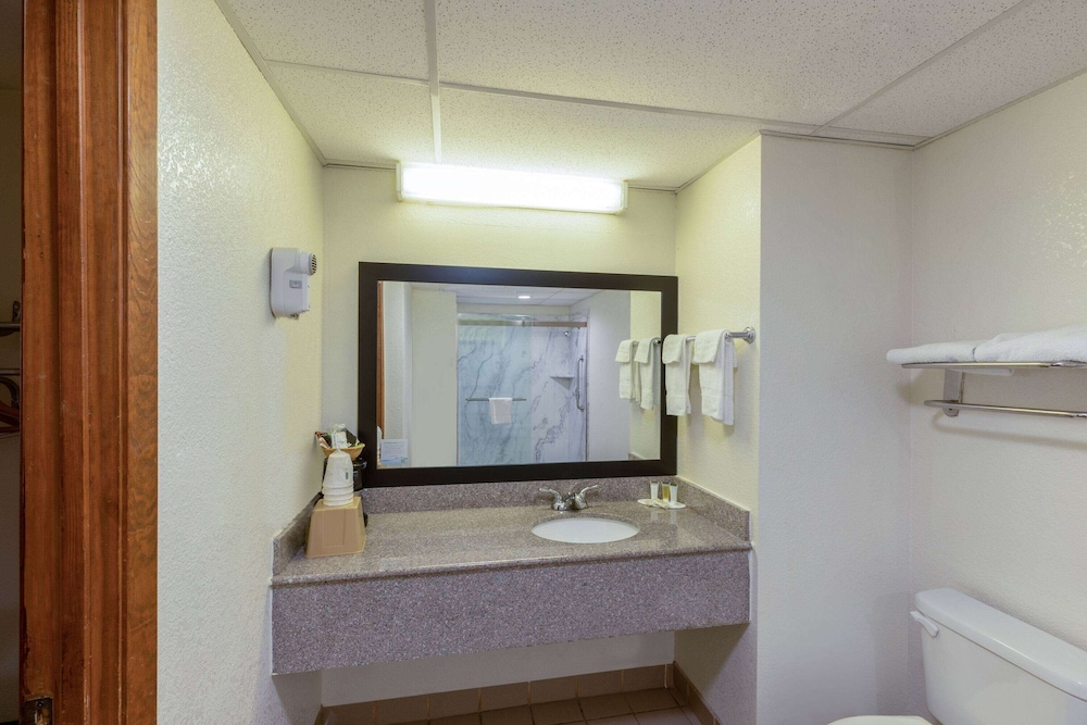 Super 8 by Wyndham Seguin 32/34