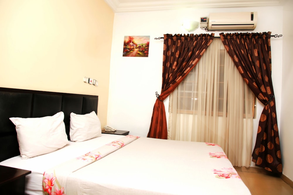 Western Dreams Hotel 24/50
