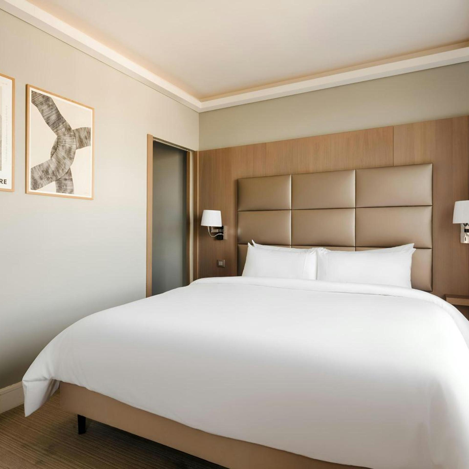 جناح بسرير كينج بشرفة بمطبخ صغير، L Edmond Hotel Parc Monceau 2/6