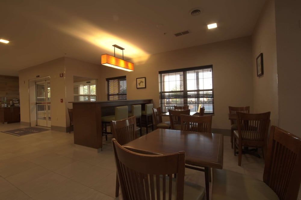 Country Inn & Suites by Radisson, Moline Airport 25/28