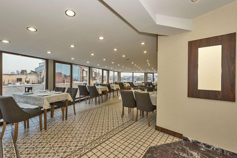 Rayelin Hotel Old Town 48/50