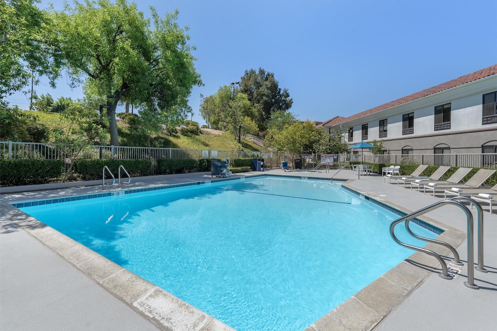 Best Western Valencia/Six Flags Inn & Suites 38/59