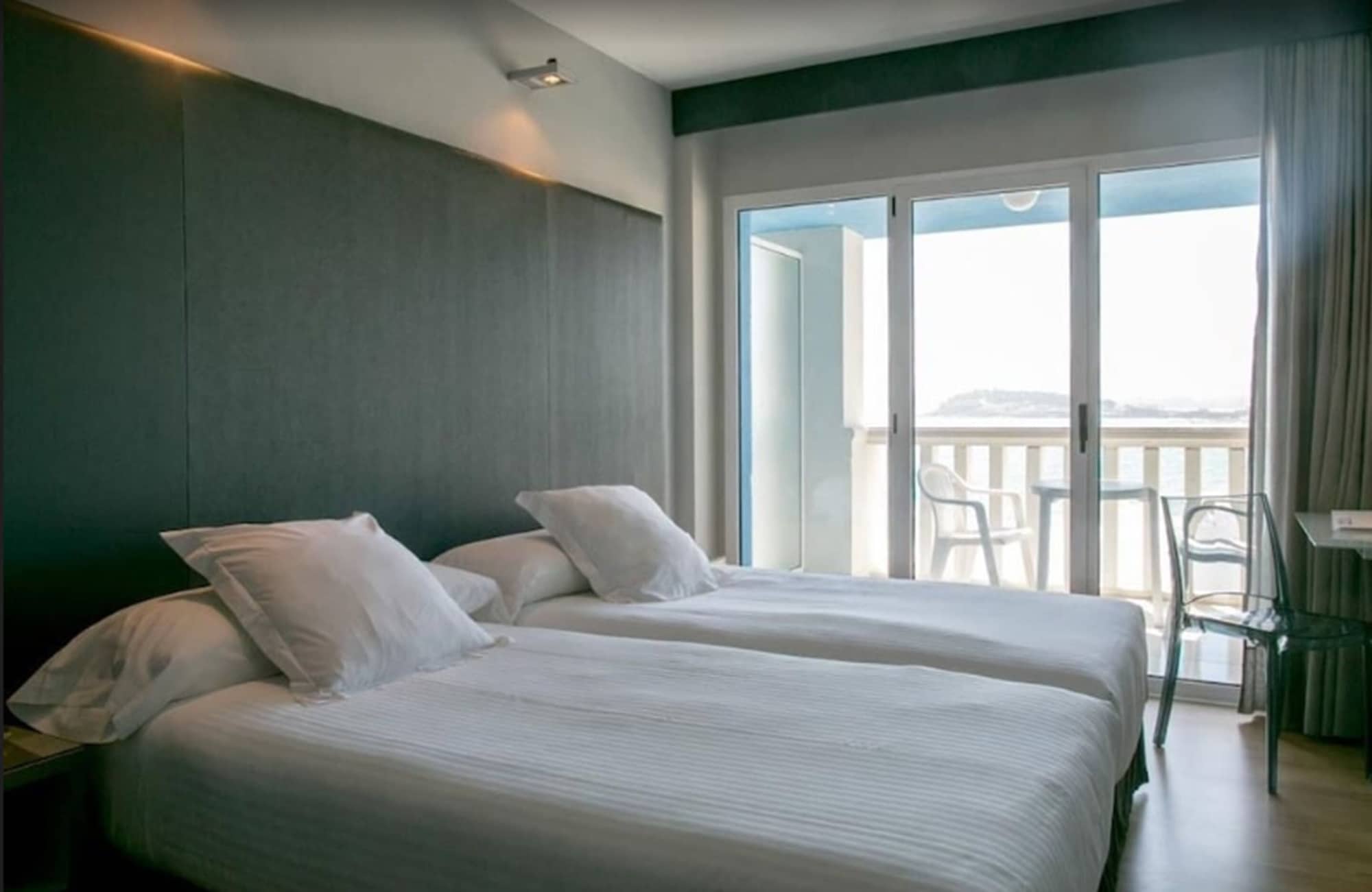 ROOM, TWIN BEDS, SEA OR BEACH VIEW
