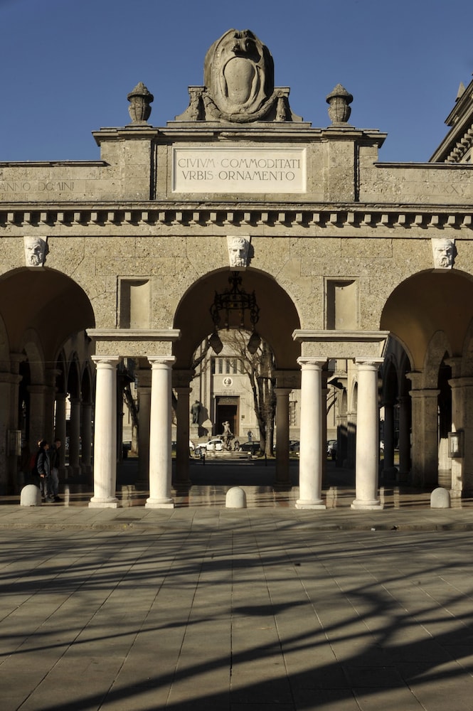 Bergamo Inn 43 27/31