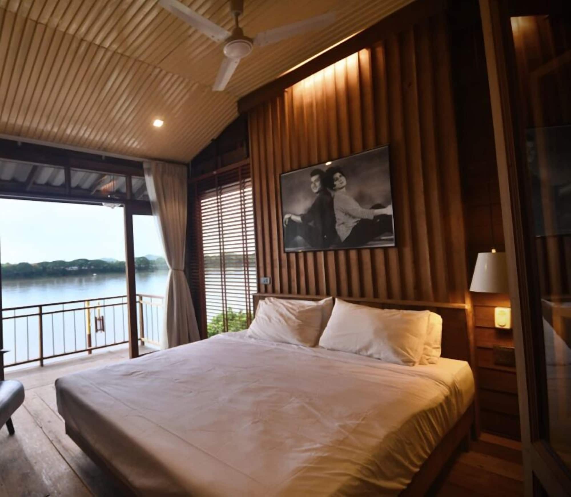 جناح بسرير مزدوج بإطلالة على النهر