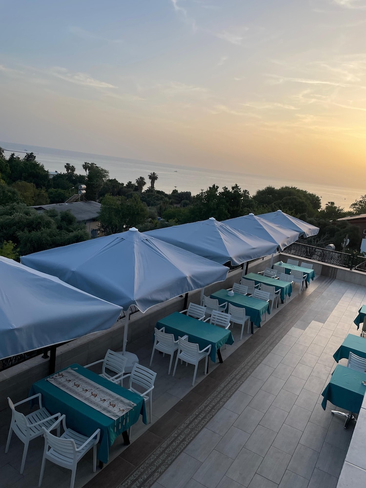 Beachway Hotel 13/27