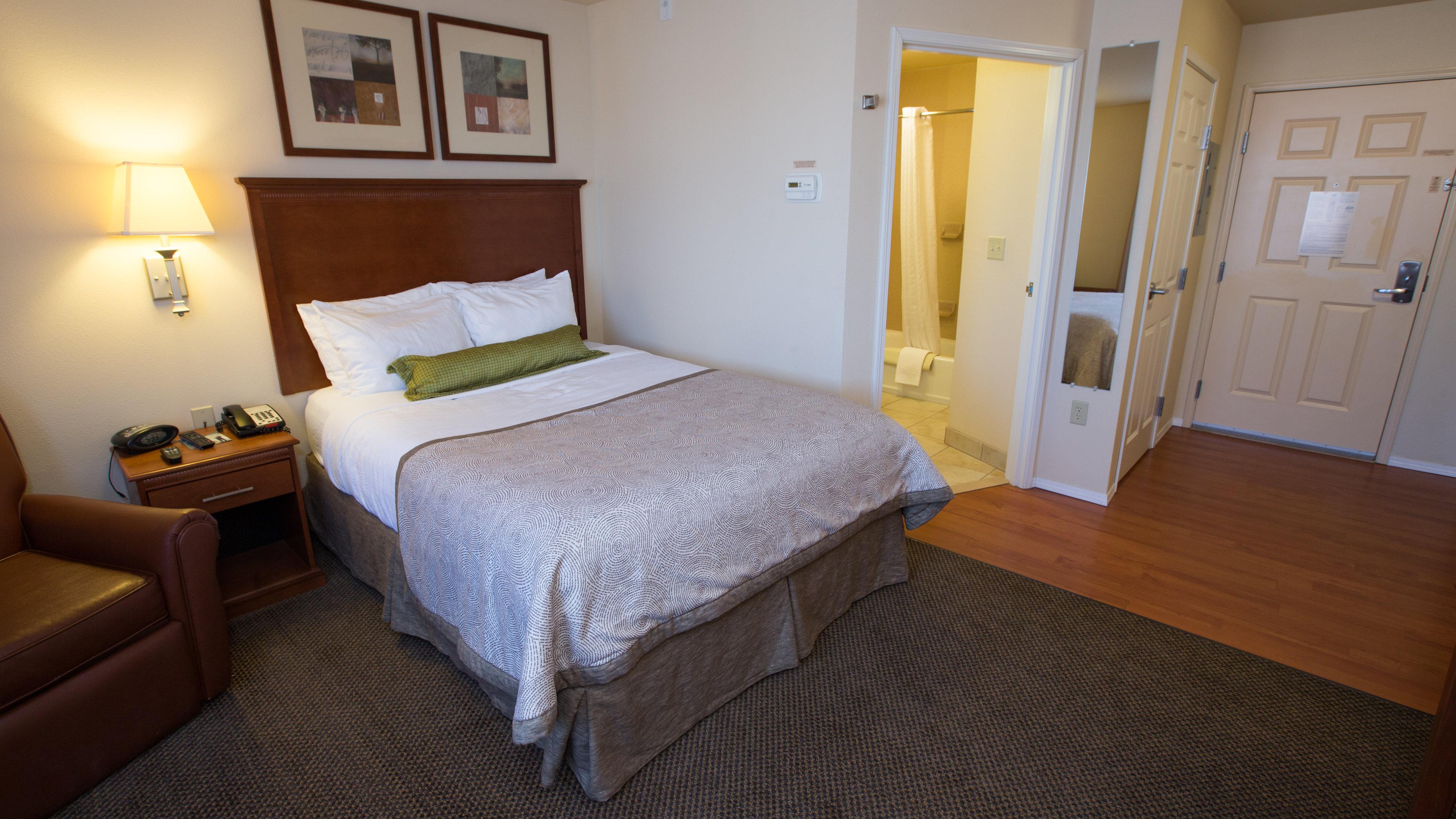 استوديو بسرير كوين، Candlewood Suites Joplin 2/2