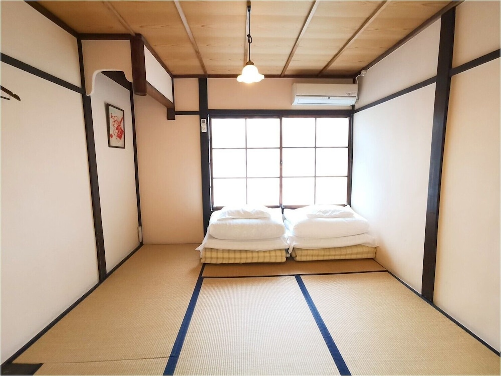 ECONOMY, TWIN BEDS, SHARED BATHROOM