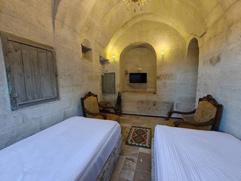 Karlik Cave Suite 13/50