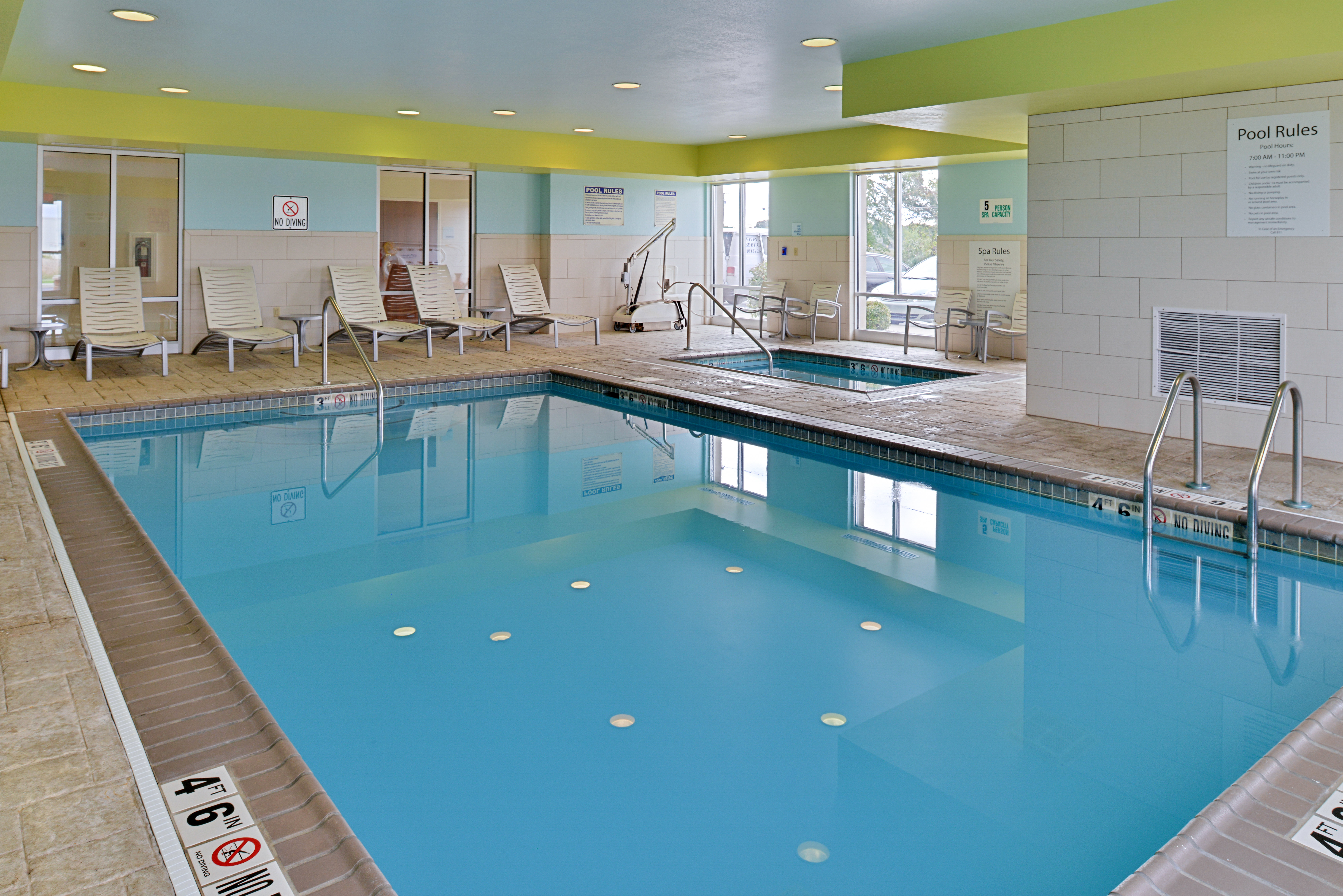 Holiday Inn Express Hotel and Suites Terre Haute 48/73