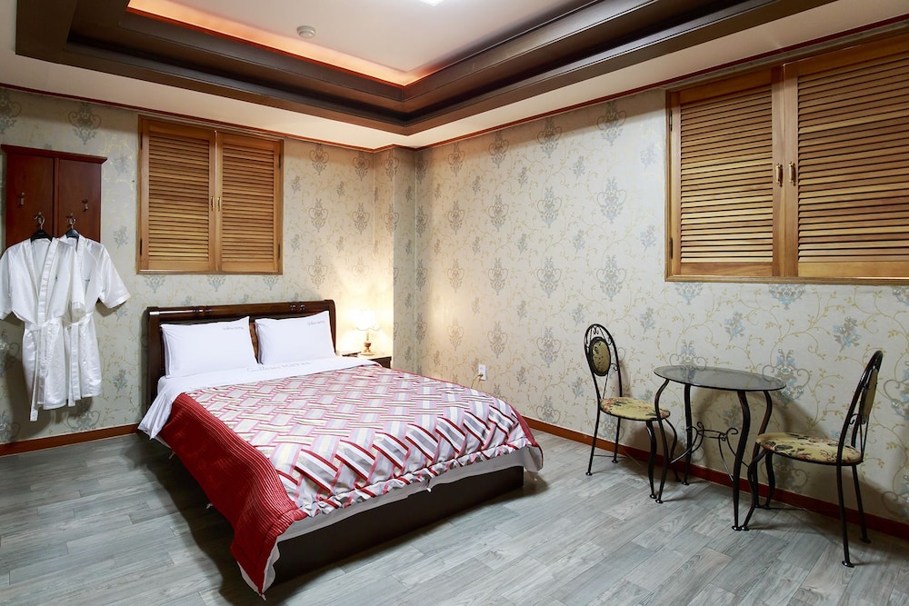 Galleria Hotel 7/56