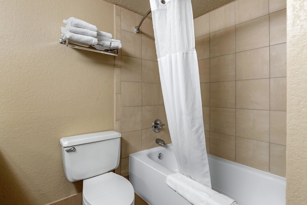 Quality Inn & Suites Des Moines - Merle Hay Road 12/39