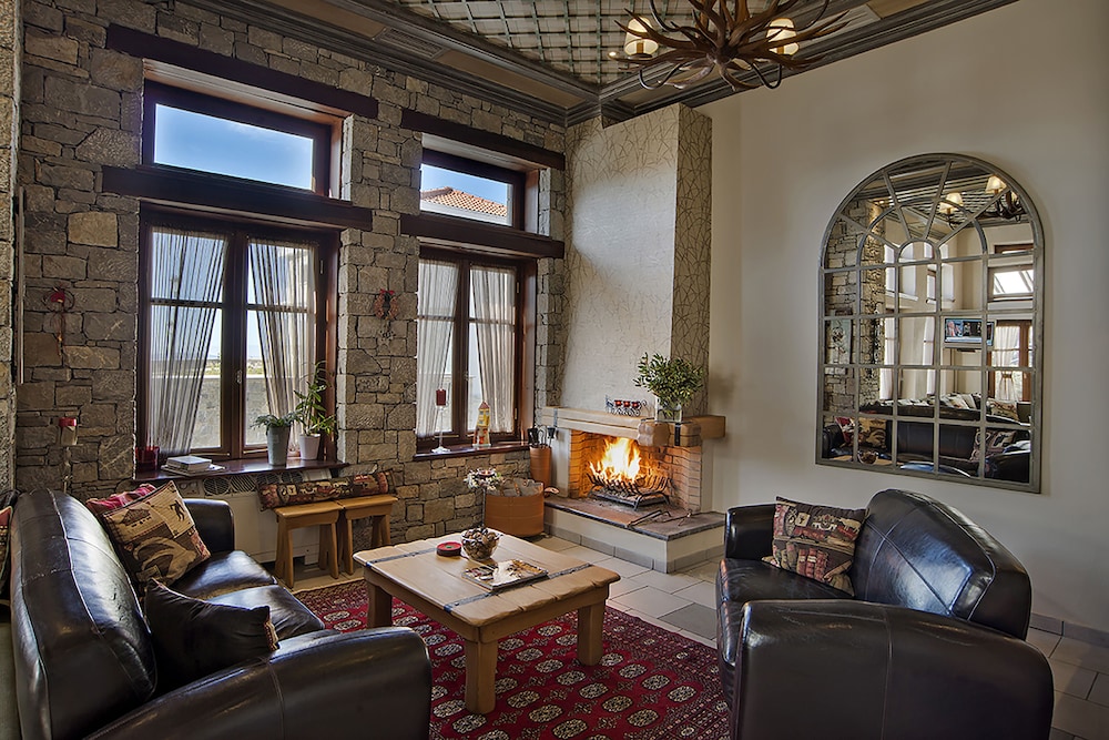 Ef Zin Studios and Suites 24/43