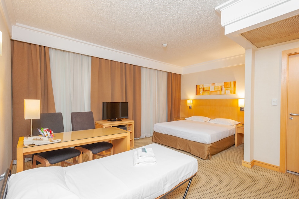 Deluxe, Triple, Murphy Bed