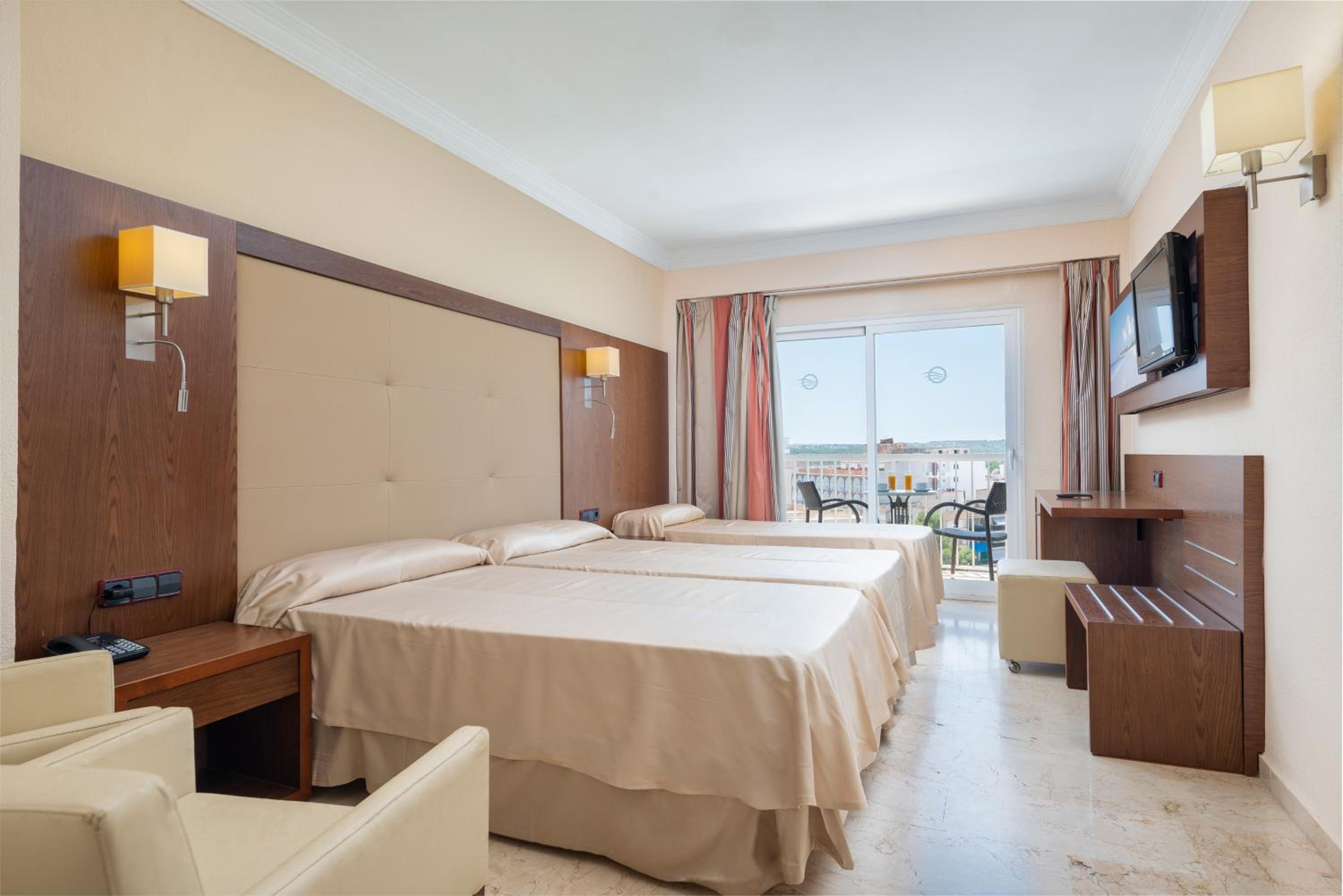غرفة بسرير مزدوج أو سريرين منفصلين بشرفة مع سرير إضافي، Hotel Torre Azul & Spa - Adults Only 4/9