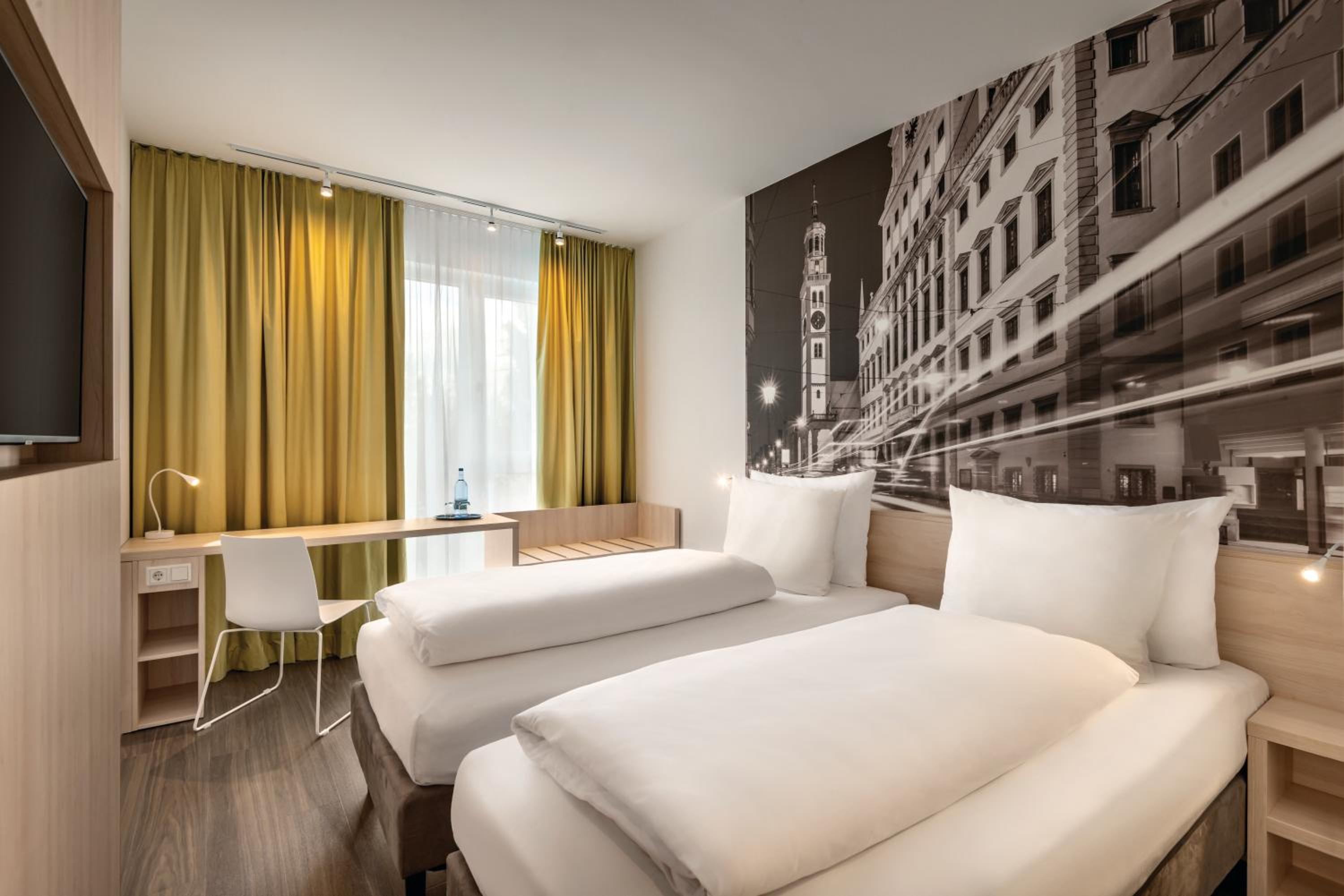 Adjoining, Standard, Double Bed، Super 8 by Wyndham Augsburg 2/5