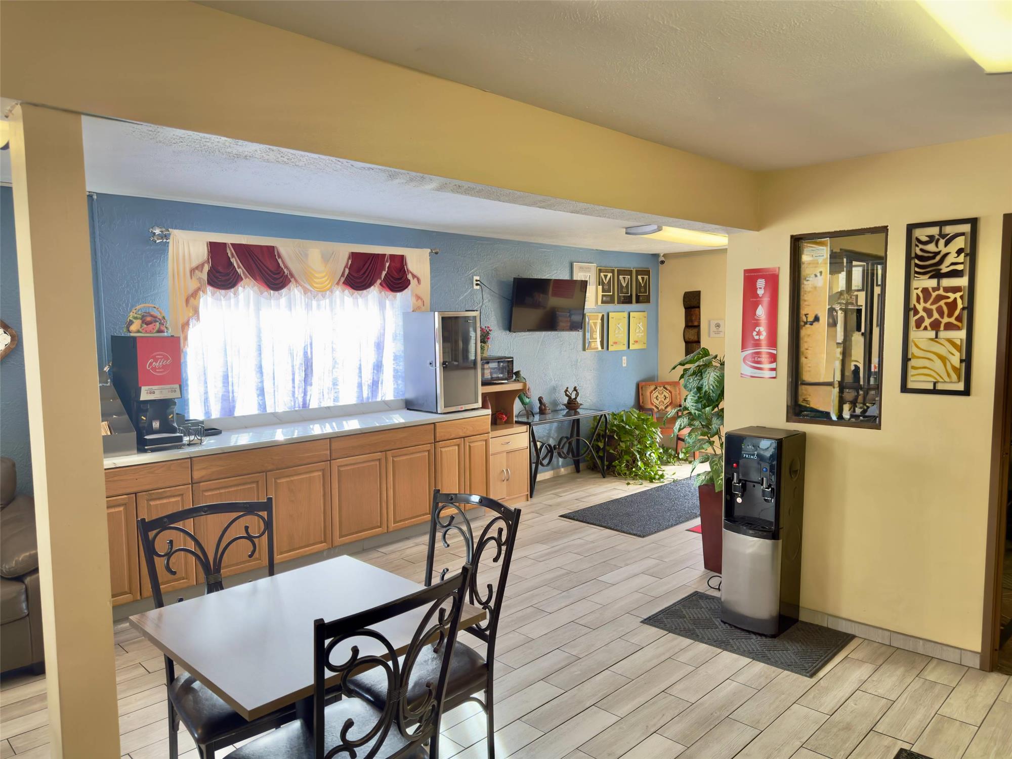 Econo Lodge Lansing Leavenworth 22/26