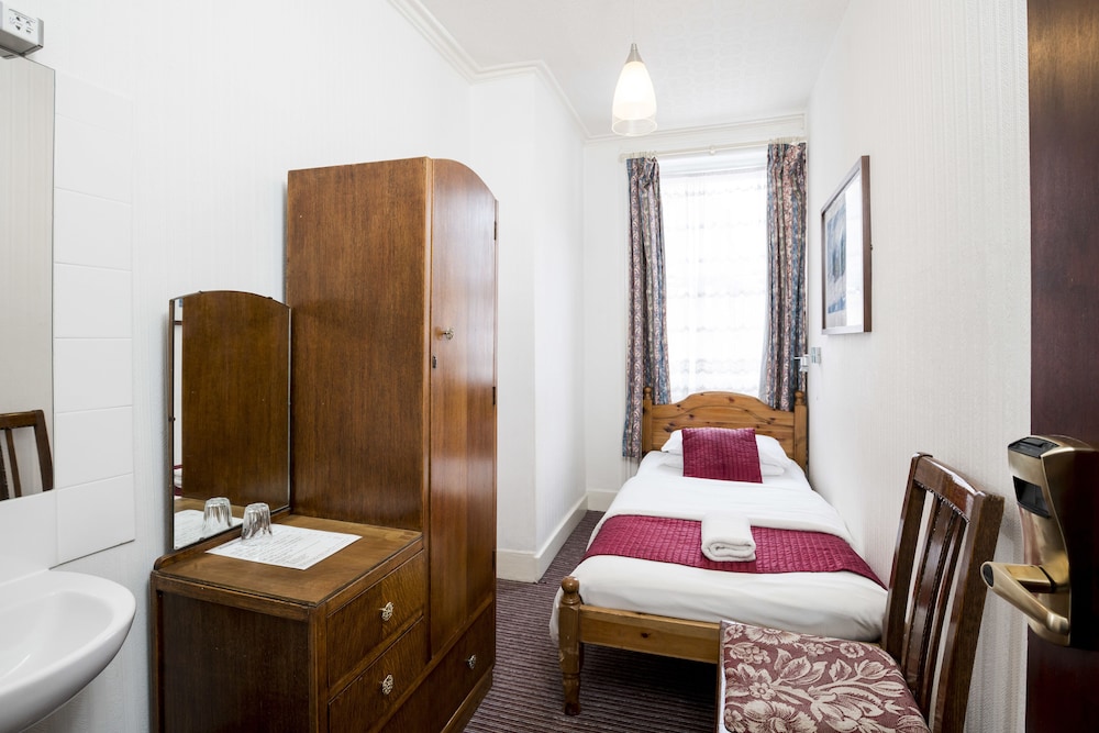 St Athans Hotel 37/73