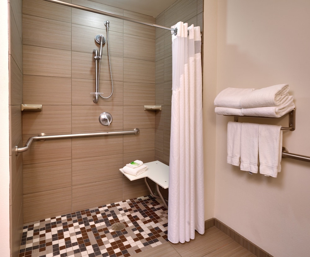 Holiday Inn Express Suites Overland Park 16/60