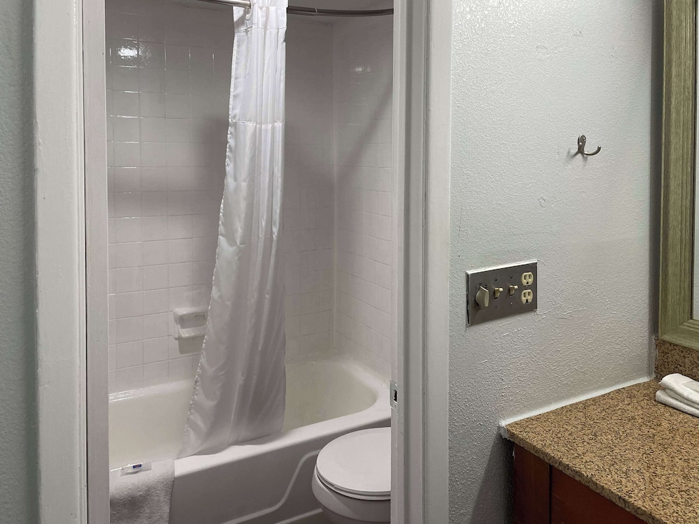 OYO Hotel Wytheville I-77 & I-81 38/40