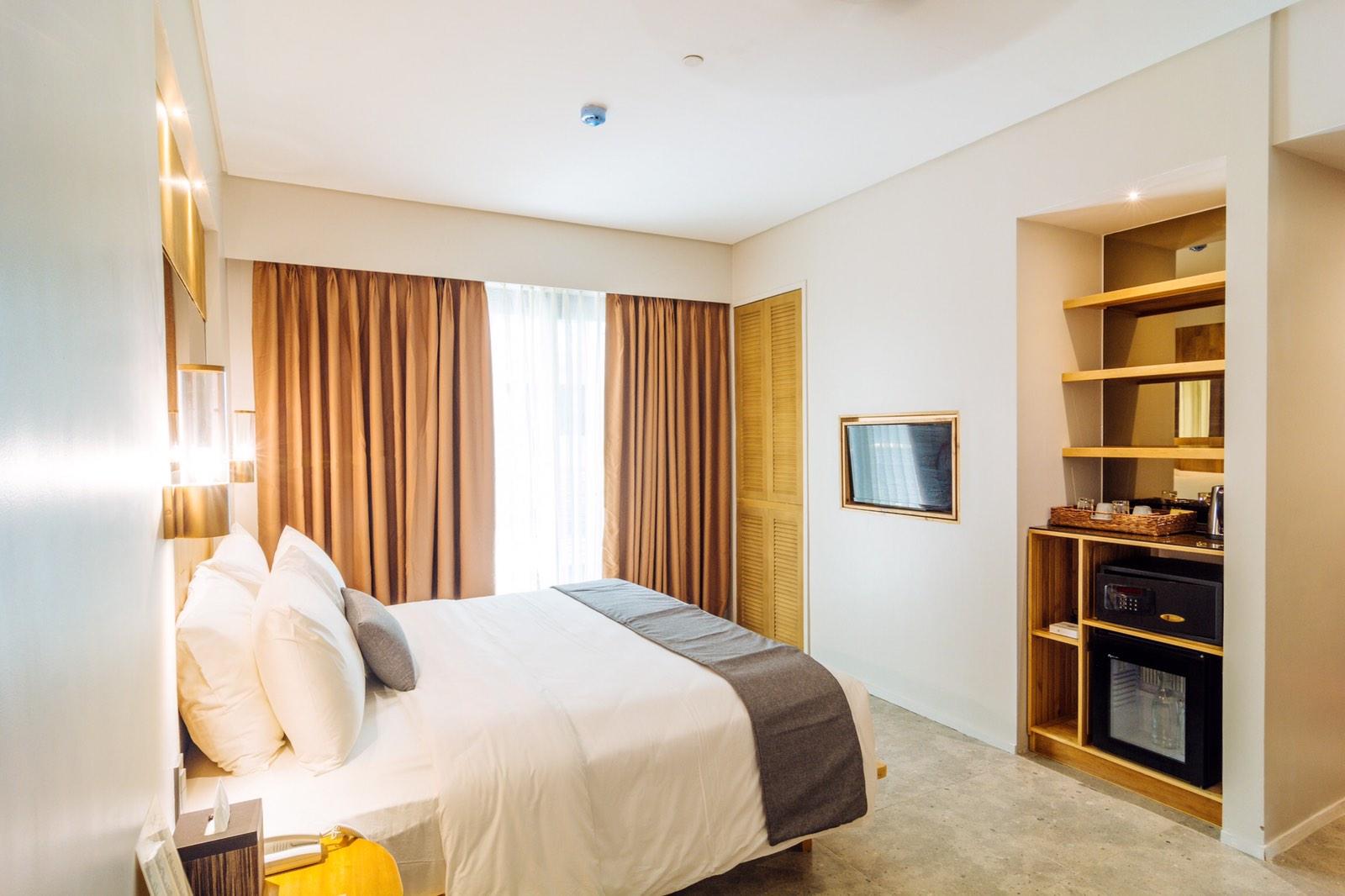 Premier, King Bed, Direct Pool Access