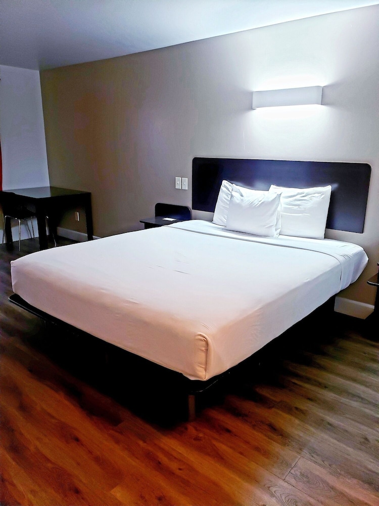 Motel6 Hesperia, CA - West Main Street - I-15 30/60