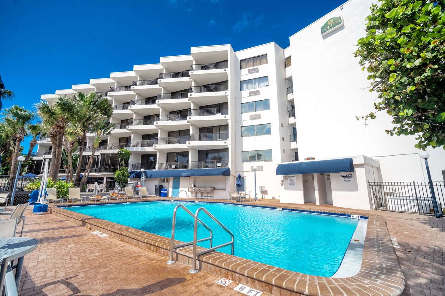 La Quinta Inn & Suites by Wyndham Cocoa Beach Oceanfront in COCOA BEACH - FL
