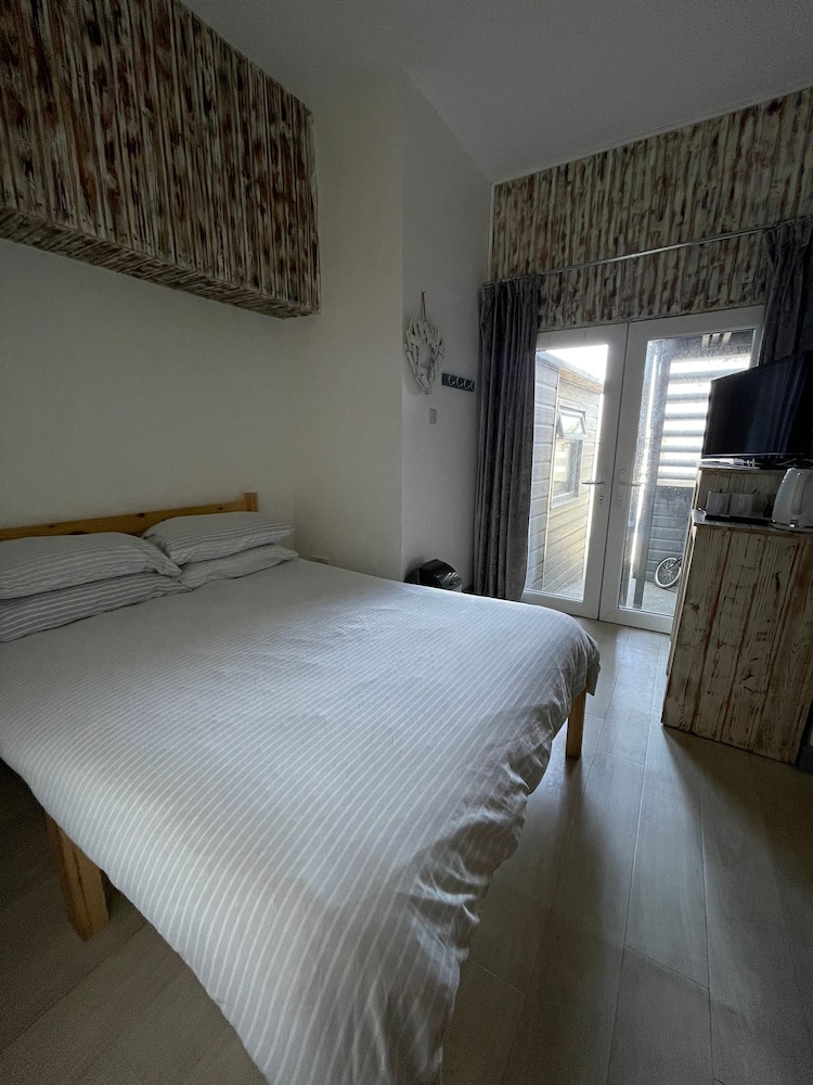 OYO Shore Surf Lodge 12/50
