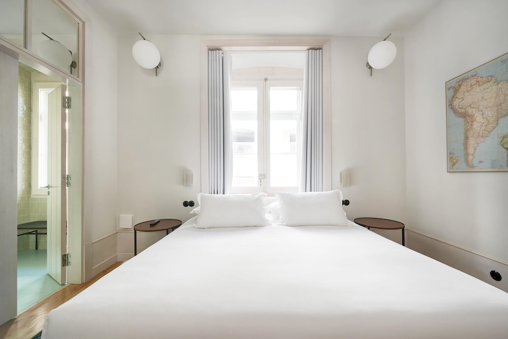 ROOM, QUEEN BED