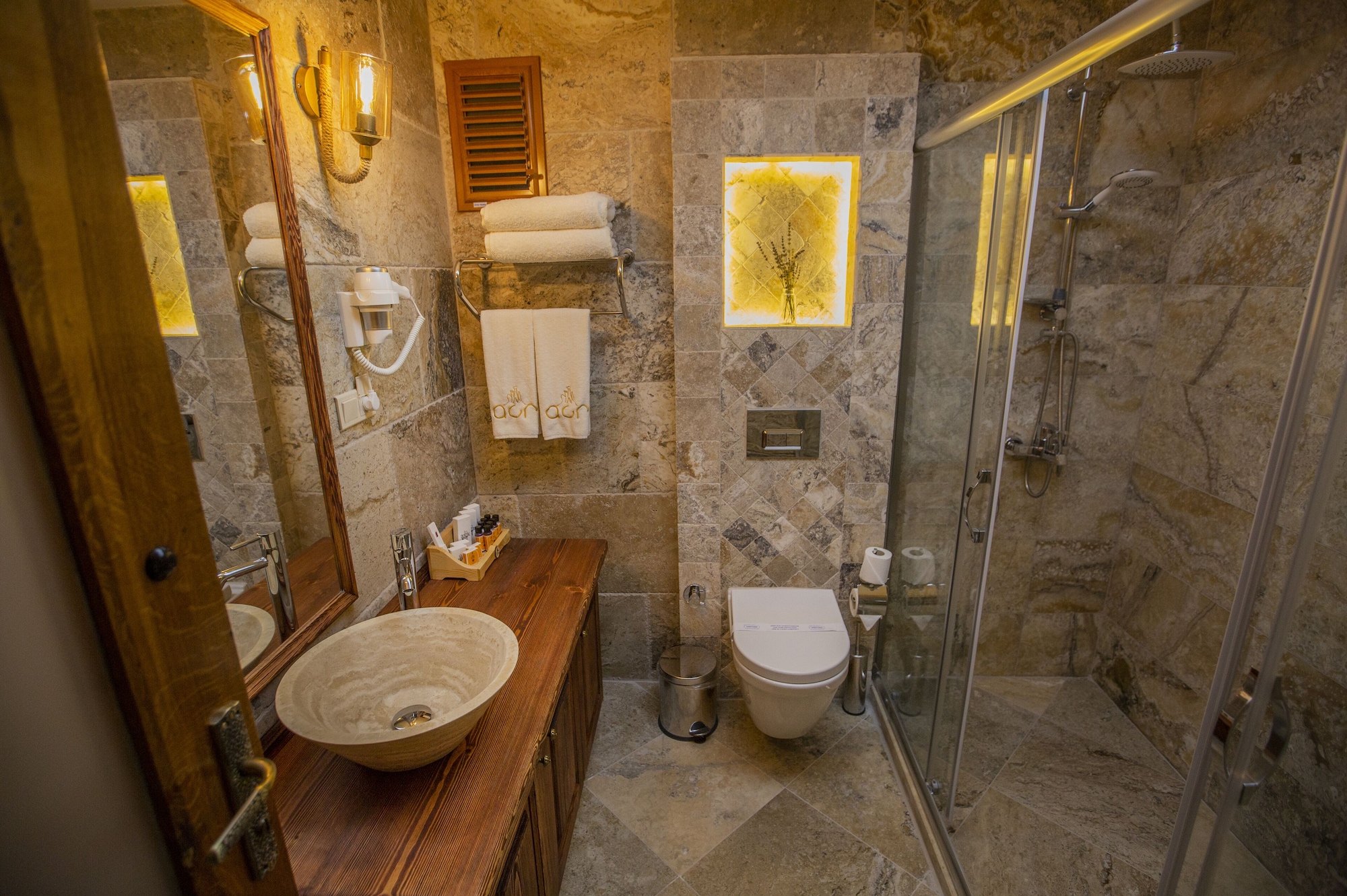 Stone, Deluxe, Suite, Queen Bed، Acer Cave Hotel 9/10