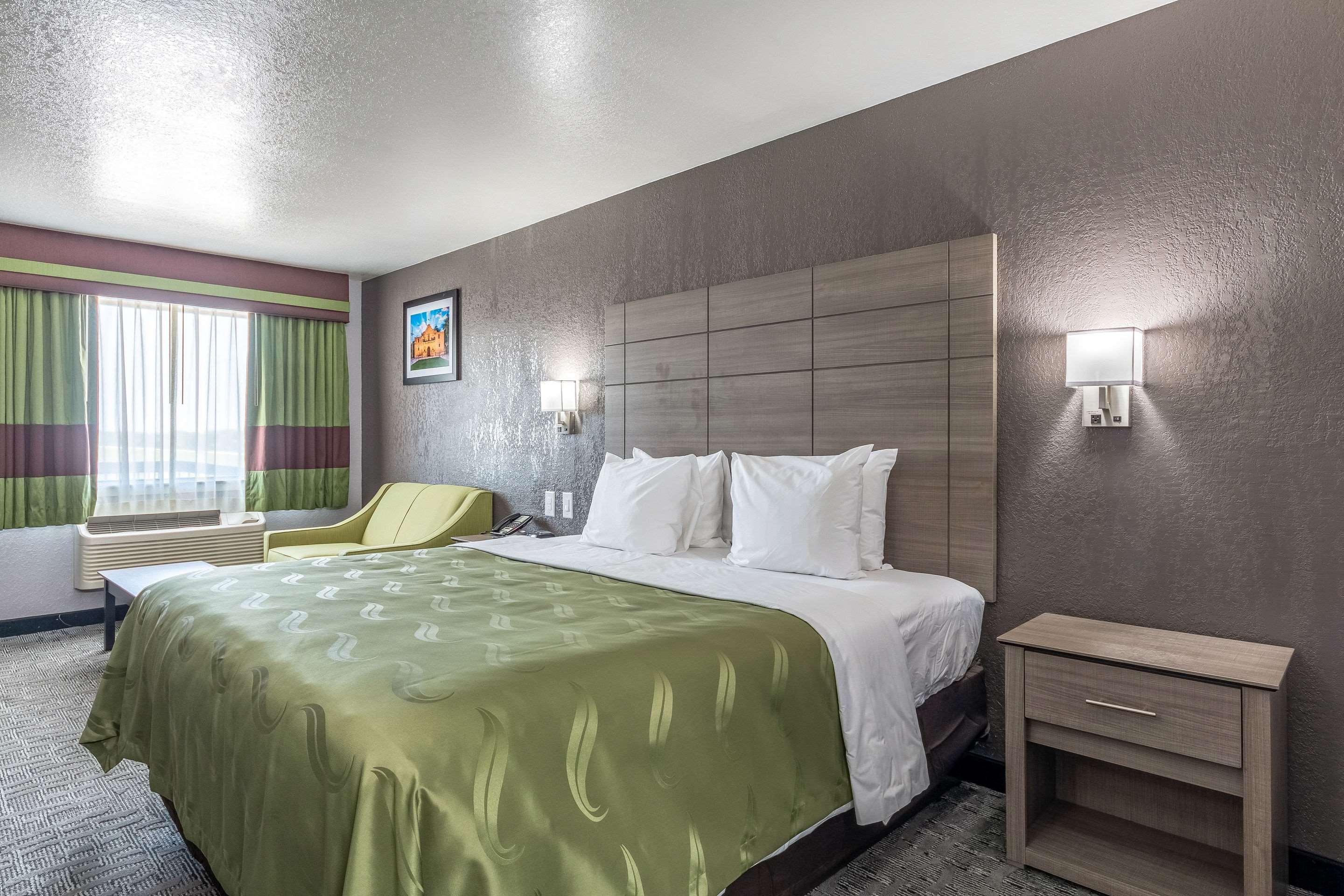 ROOM, KING BED