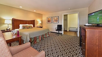 Sunday House Inn and Suites 7/23