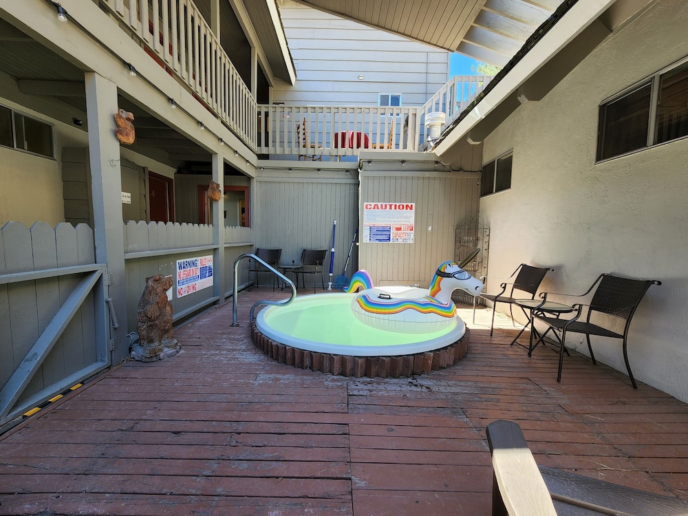 Cinnamon Bear Inn 56/80