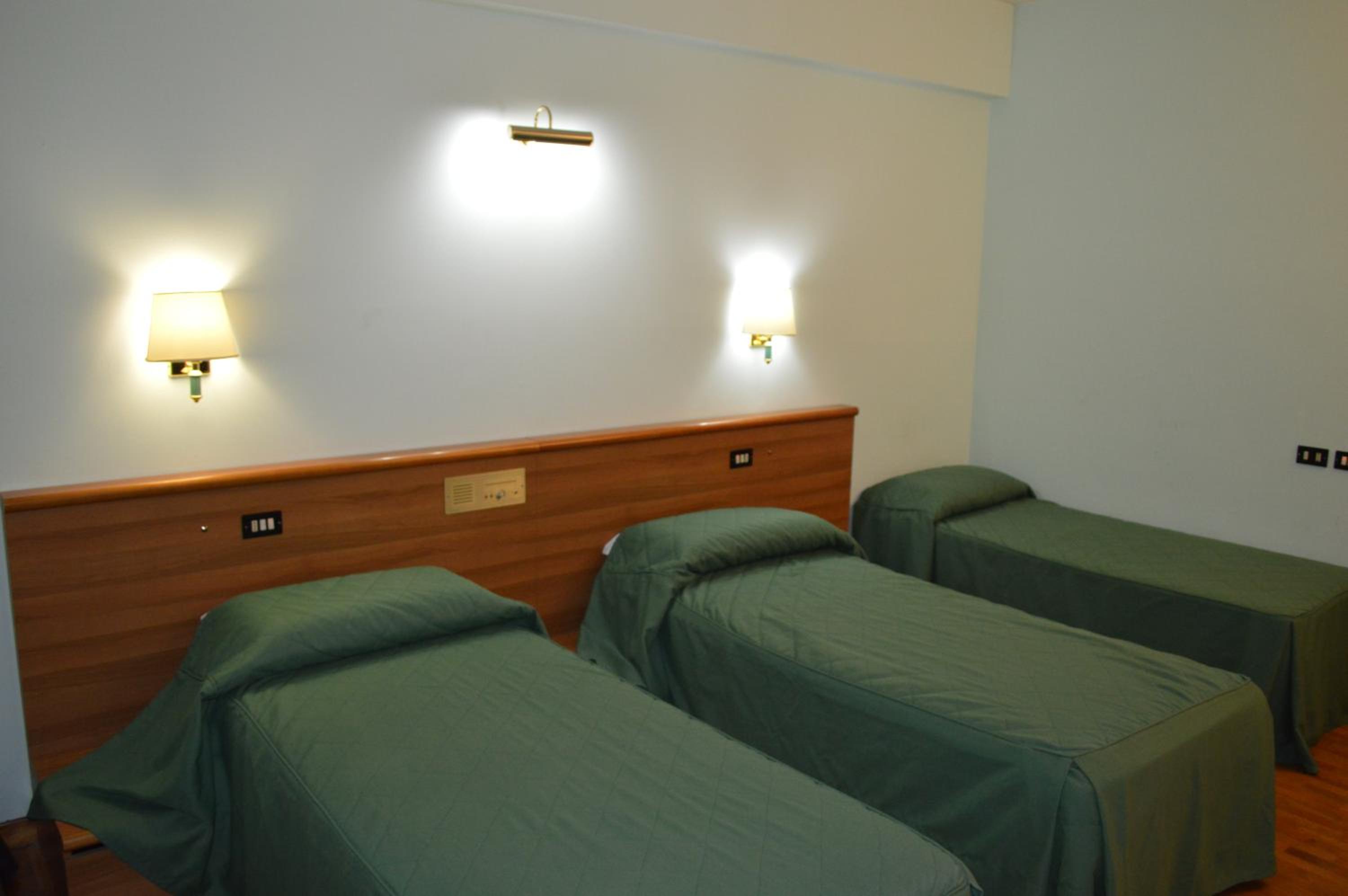 غرفة ثلاثية، Canadian Hotel 5/7